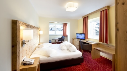 Doppelzimmer mit Holzmöbeln im Hotel Gamsleiten Obertauern